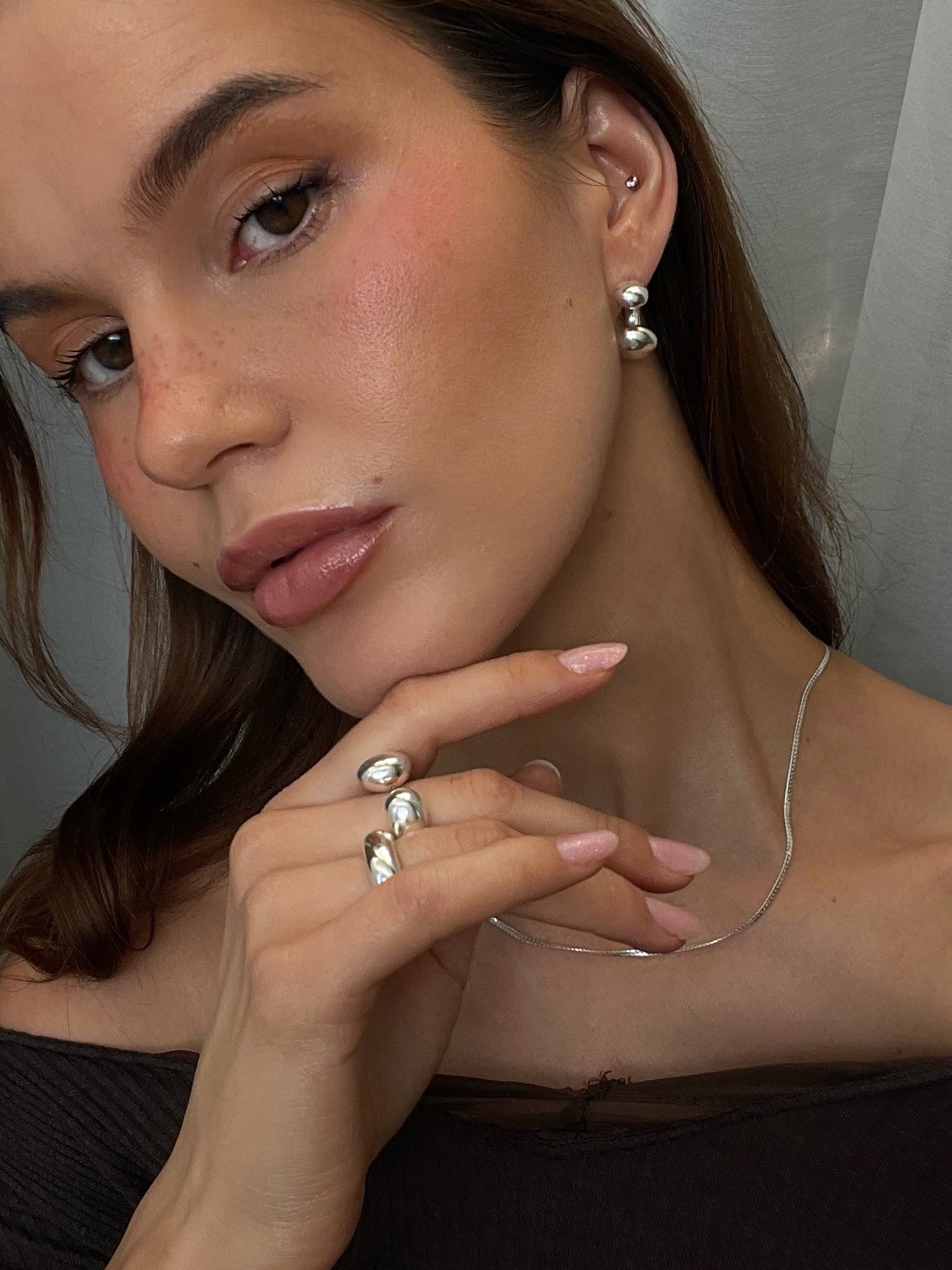 Modell som visar upp Bolded Drop Earrings.